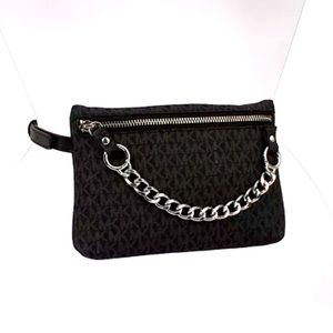 Size :  - 16" L x 7.5" W x 5" H
Strap length : 28" L
Closure - zip